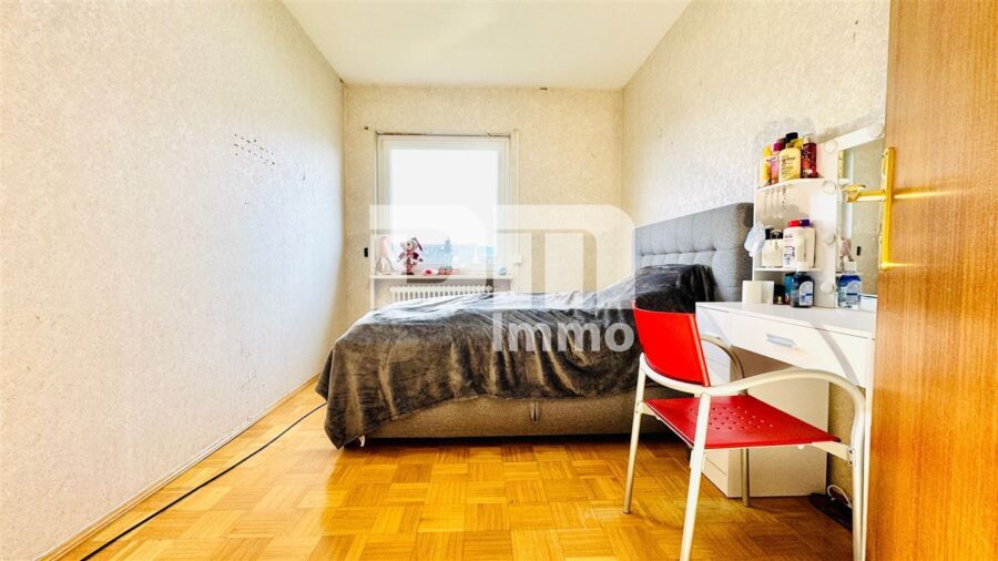 Gepflegtes Ein / Zweifamilienhaus mit Doppelgarage in begehrter Ortsrandlage von Zierenberg - WE2 OG Kind / Gäste / Büro